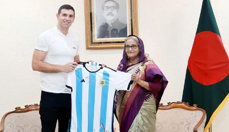 প্রধানমন্ত্রীর সঙ্গে মার্টিনেজের সাক্ষাত, উপহার দিলেন জার্সি